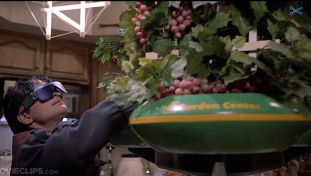 escena de la película 'volver al futuro ll' con un invento para las frutas y verduras 