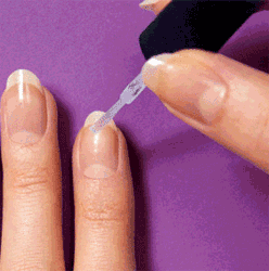 gif del proceso de una persona pintando sus uñas 