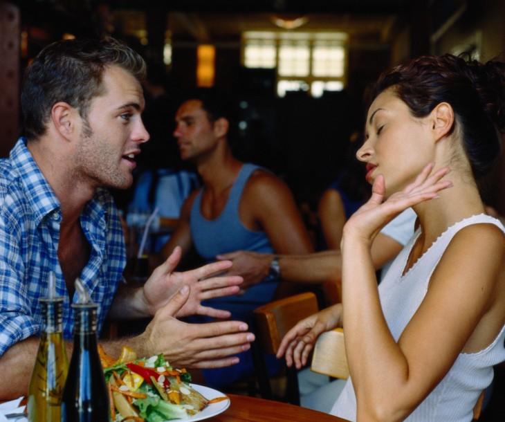 dos chicos en un restaurante y la chica como si despreciará al chico 