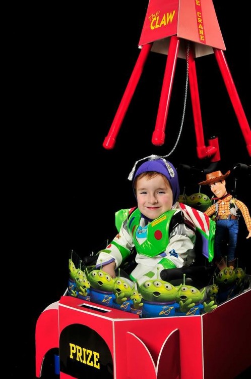 Niño en su silla de ruedas disfrazado de Buzz Lightyear 