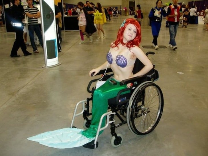 una joven en silla de ruedas disfrazada de Ariel La Sirenita 