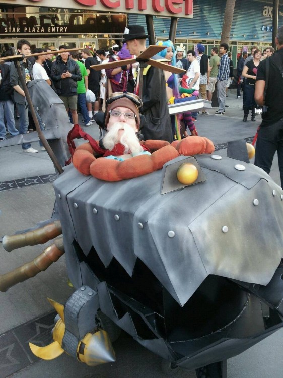 niño con un disfraz en su silla de rueda de corki de League of Legends