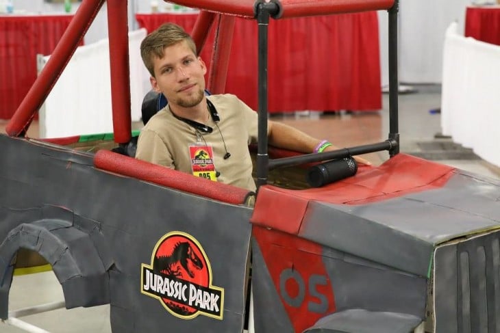 chico en silla de ruedas disfrazado de Jeep de Jurassic Park 