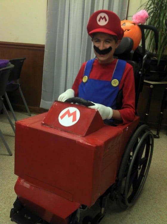 Niño en silla de ruedas disfrazado de Mario Kart 