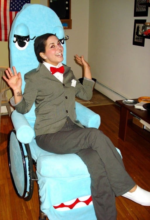 Chica en silla de ruedas disfrazada de Pee-Wee y Chairy