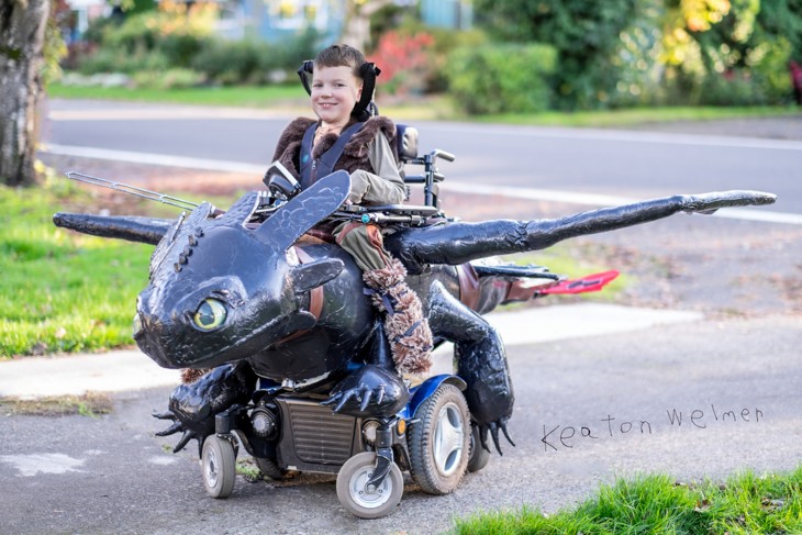 Niño en silla de ruedas disfrazado de los personajes de cómo entrenar a tu dragón 