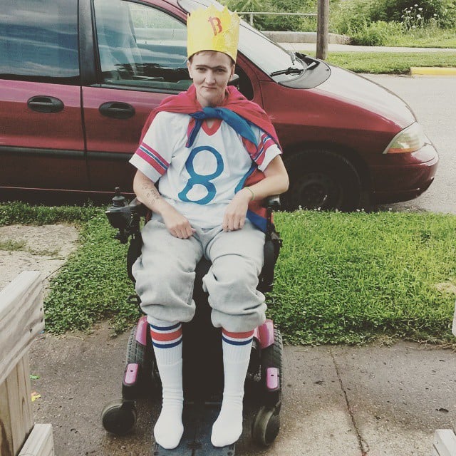 Chico en silla de ruedas disfrazado de el rey Bob de la caricatura Recreo 