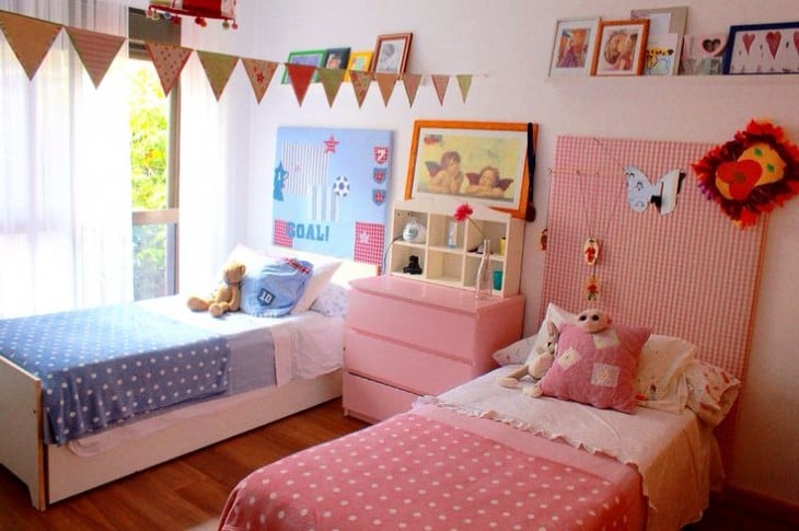 habitación con dos camas en color rosa y azul 