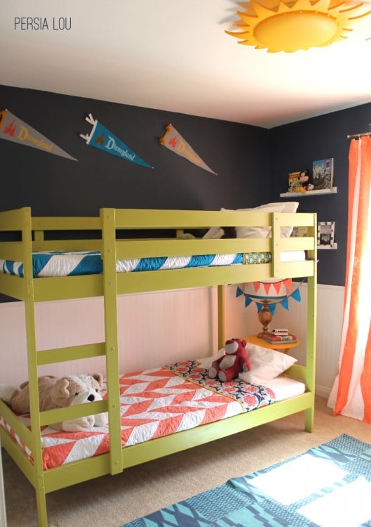 decoración de una habitación dividida para niño y para niña 