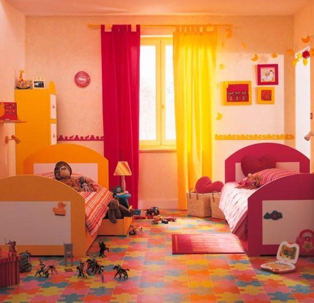 decoración de una habitación en color rojo y amarillo 