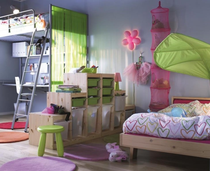 decoración creativa de una habitación dividida para un niño y una niña 