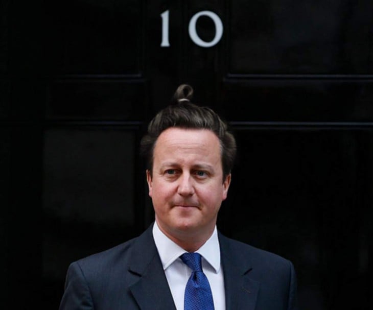 David Cameron con cabello largo y un chongo alto