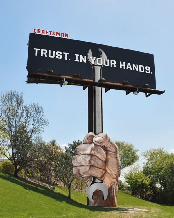 un anuncio publicitario acerca de Craftsman en una calle 