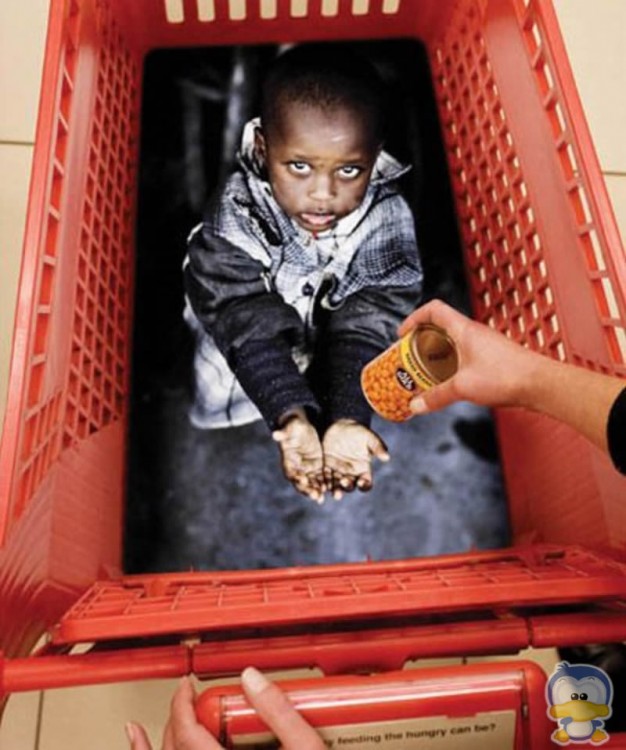 Anuncio publicitario en un carro de supermercado de un niño africano 