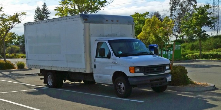 camión estacionado a fuera de las oficinas de google