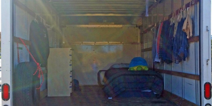 interior del camión donde vive un empleado de Google