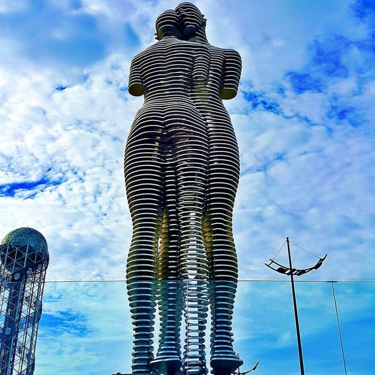 Estatua de dos figuras de un hombre y una mujer 