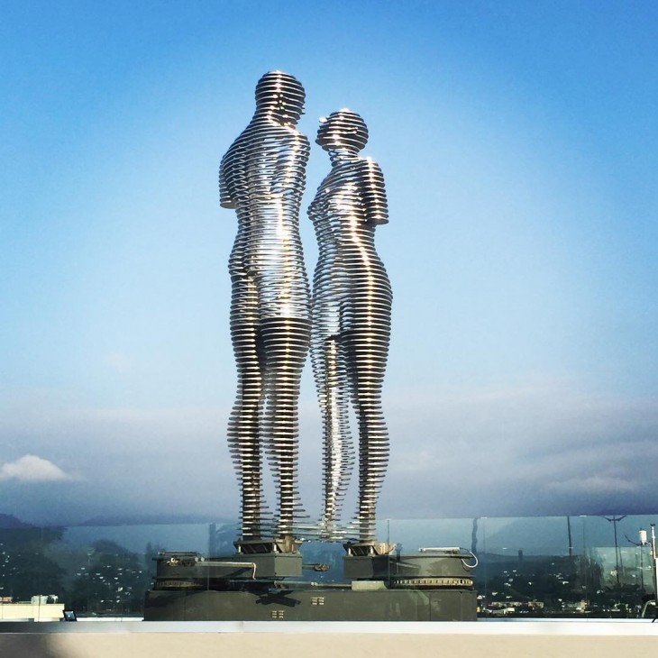 Estatua de amor de Alí y Nino en Georgia (3)