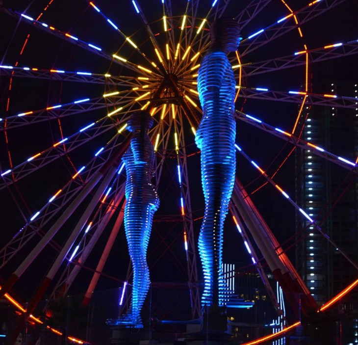 Estatua de amor en la noche iluminada por luces en Georgia 