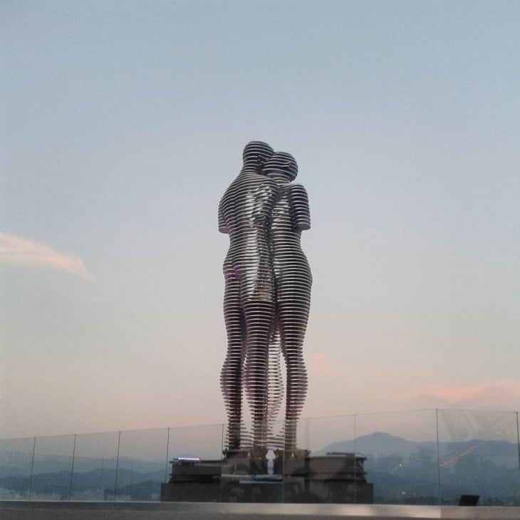 estatua del amor de la novela de 1937 "Ali y Nino"