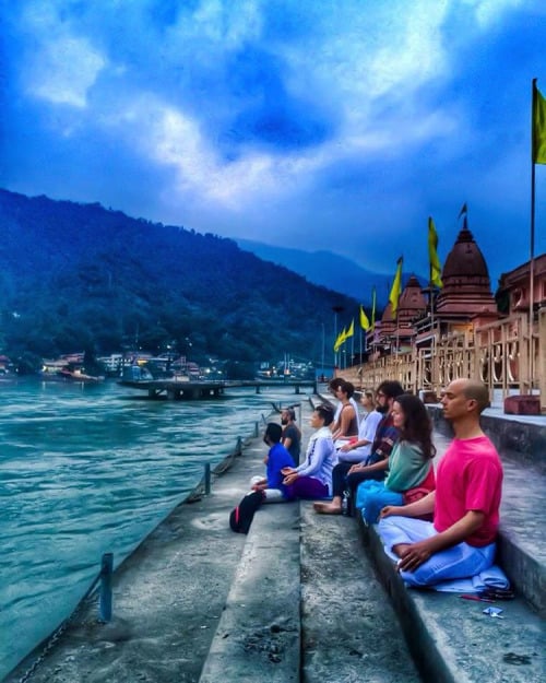 Personas durante un Ashram en la India
