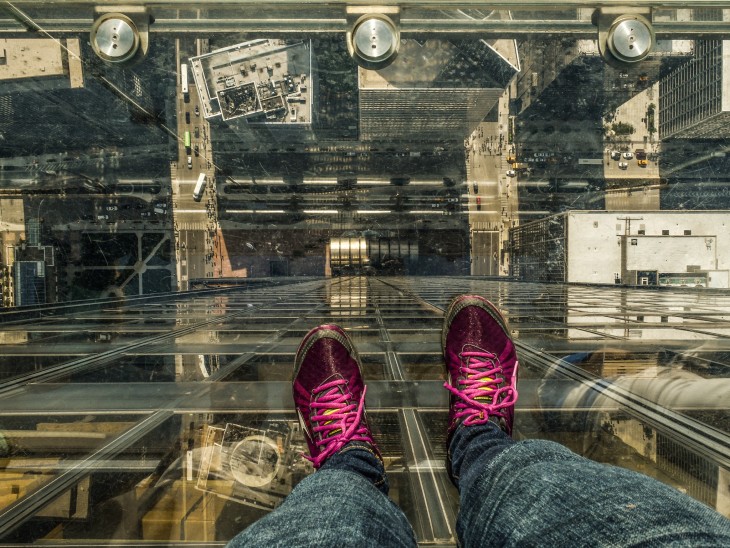 Pies de una persona dentro del balcón de vidrio en la Torre Willis en Chicago 