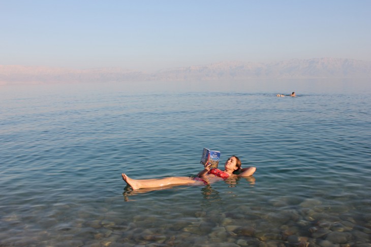 una chica flotando en mar muerto en Israel 