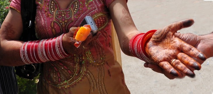 mano de una mujer con un tatuaje de henna en la India 