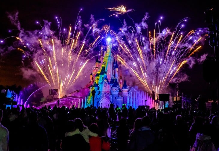 Fuegos artificiales en el Castillo de Cenicienta en Disneyland 