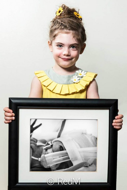 Margot niña cargando un retrato frente a ella 