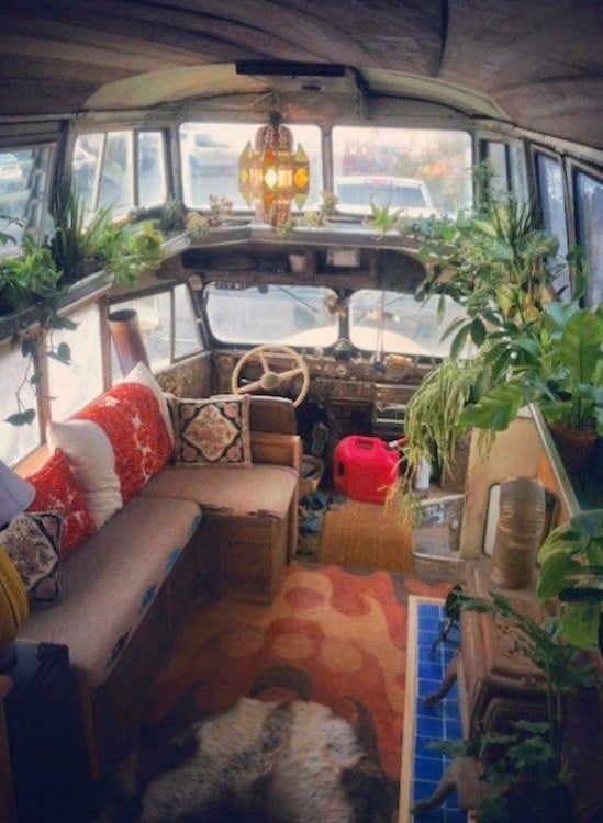 decoración tipo hippie del interior de un remolque 