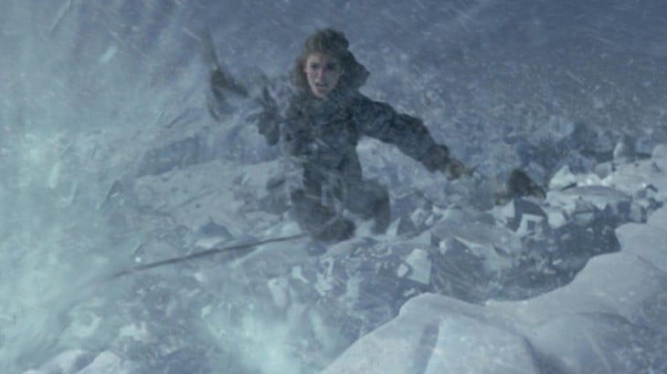 escena de game of thrones de un personaje escalando una montaña de nieve 