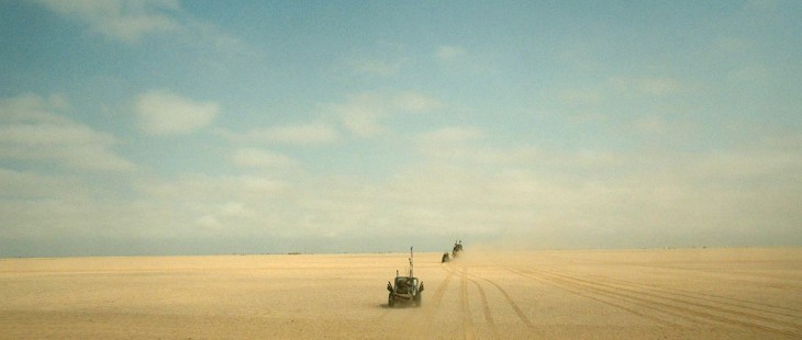 fotografía de un auto avanzando por un desierto 