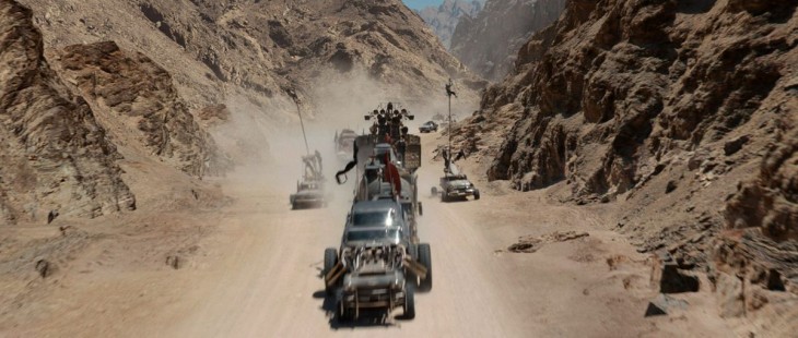efectos especiales de unos carros atravesando el desierto en la película mad max: fury road 
