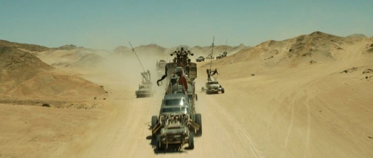 carros atravesando un desierto 