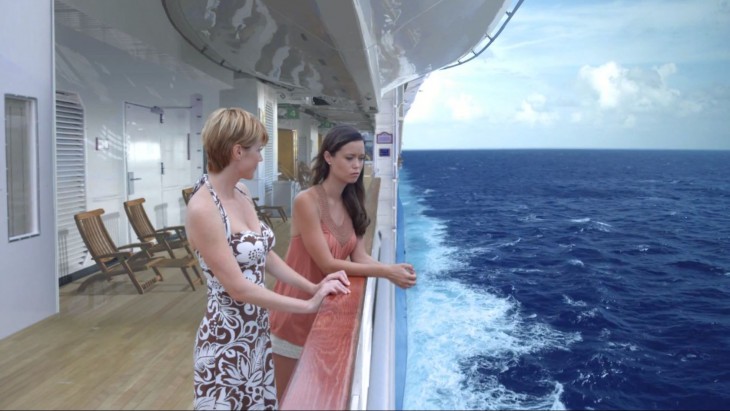 escena de dos chicas platicando en un barco viendo hacia el mar de la película luna de miel mortal