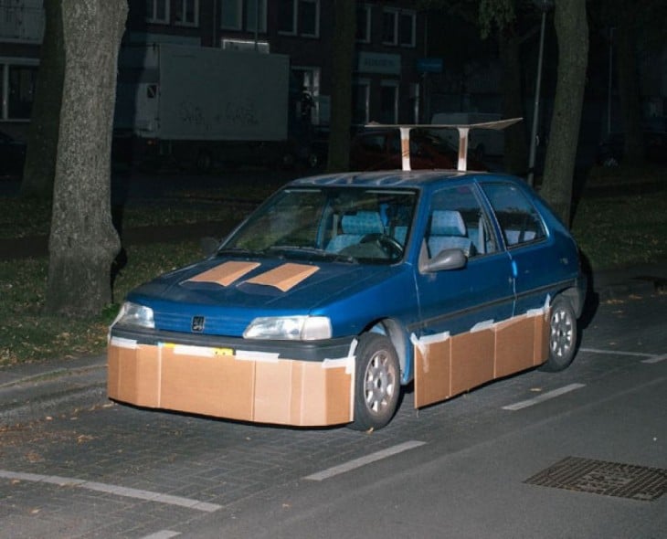 carro tuneado con piezas hechas de cartón y pegadas con cinta ahesiva 