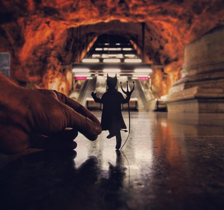 un recorte de papel en forma de diablo dentro del Metro de Rådhuset en Estocolmo 