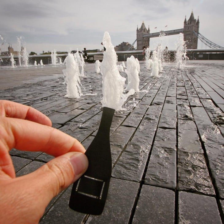 foto de un recorte de papel en forma de botella de vino frente a Tower Bridge, Londres