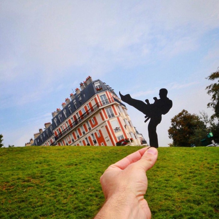 Recorte de papel en forma de karateka dando una patada al Montmatre en París 