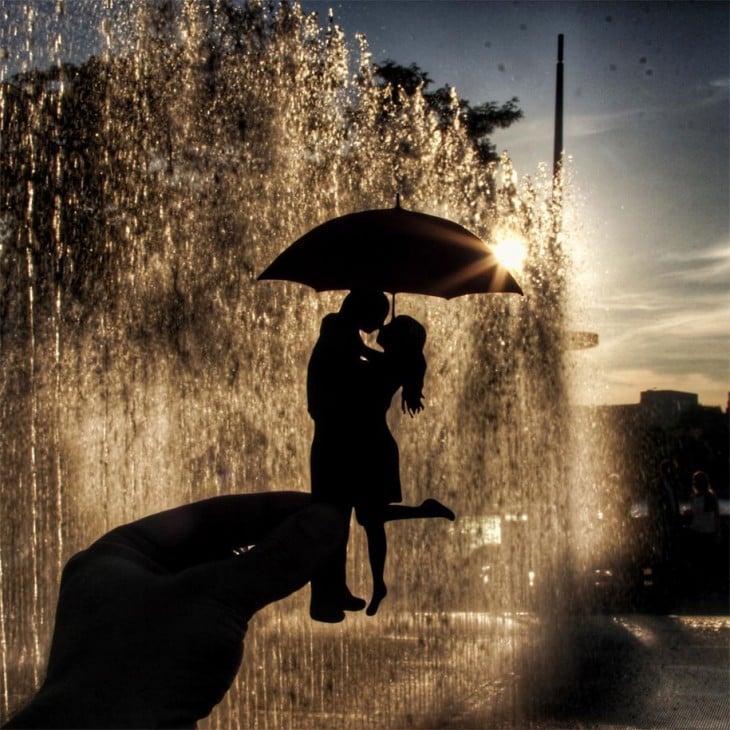 recorte de papel de una pareja con paraguas en las fuentes Southbak, Londres