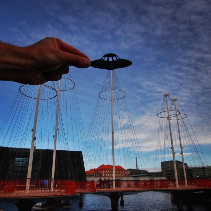 Foto de Cirkelbroen, Copenhague con un recorte de papel en forma de platillo volador 