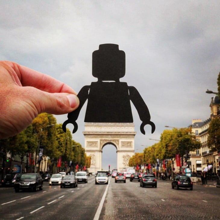 foto del arco del triunfo convertido en una figura de LEGO con ayuda de un recorte de papel 