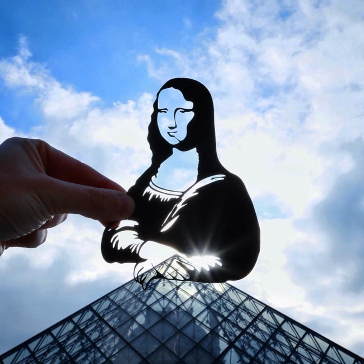  Museo Louvre en París con un recorte de papel con la forma de la mona lisa 