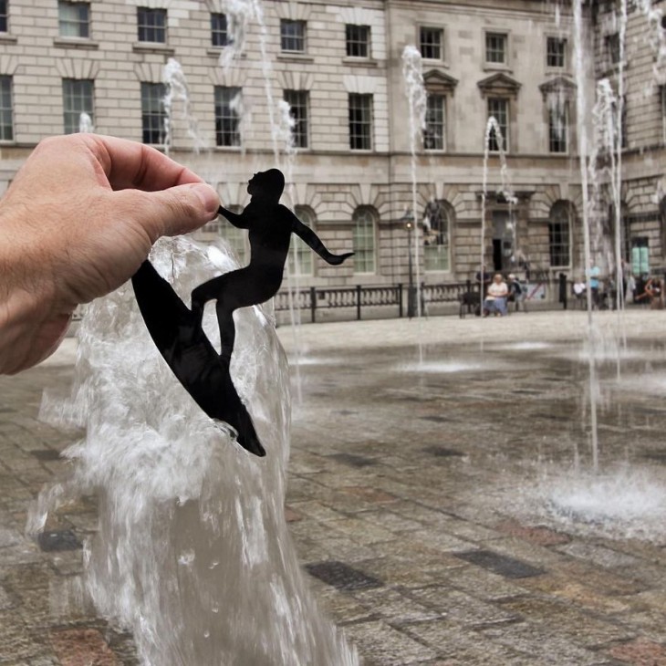 Recorte de papel en forma de surfista en Somerset House, Londres