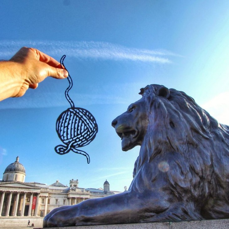 Trafalgar Square, Londres con un recorte de papel frente a él 