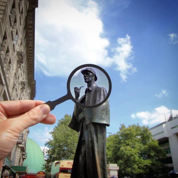 estatua de Sherlock Holmes, Londres con una lupa de papel frente a ella 