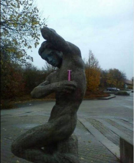 Foto de una estatua que simula estarse depilando con un rastrillo 