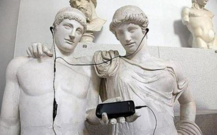 foto de unas estatuas abrazadas que parecen estar escuchando música 