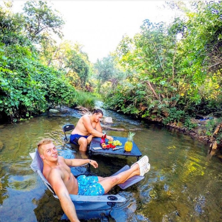 hombres disfrutando de una tarde en el río instagram